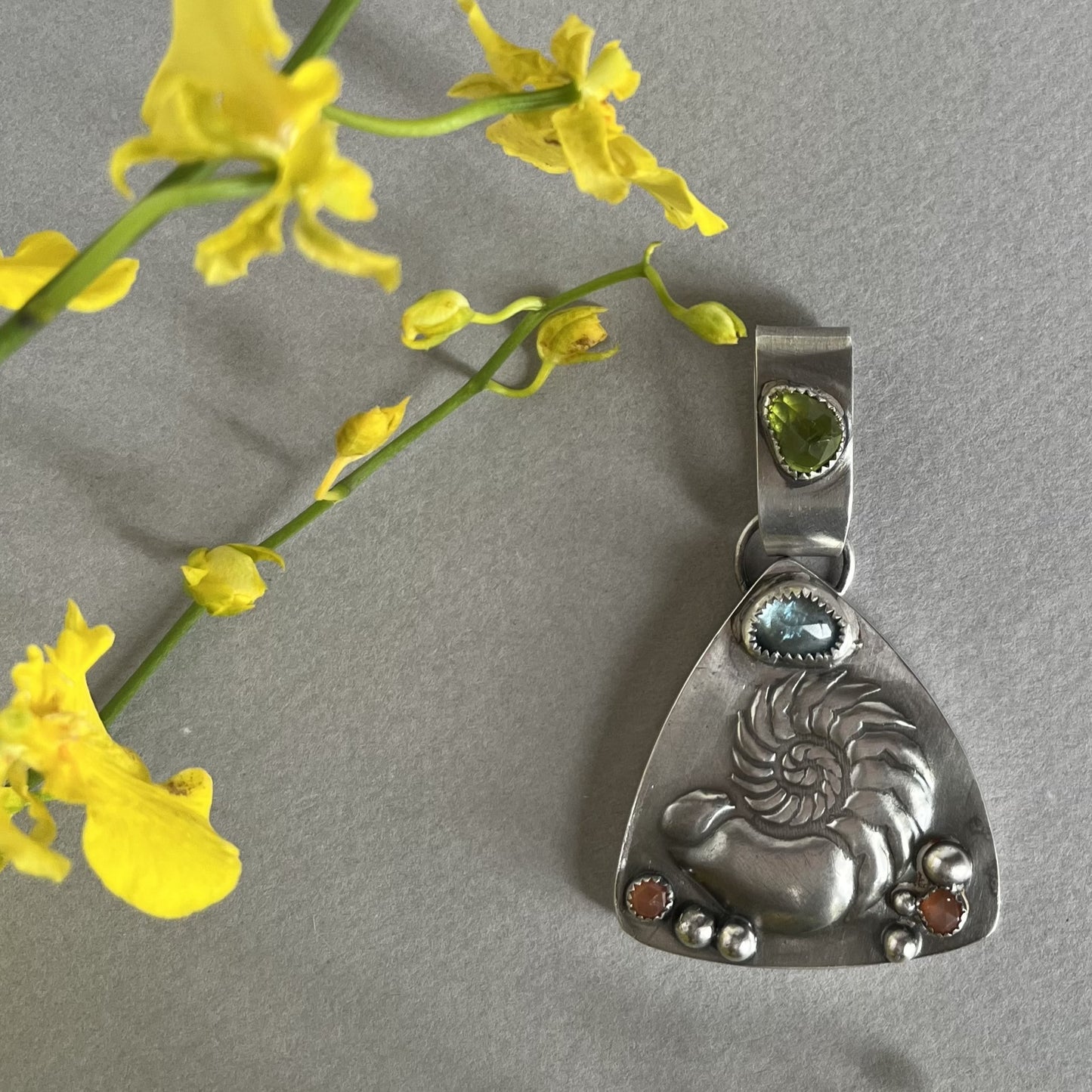 Hammered Shell with Peridot & Aquamarine